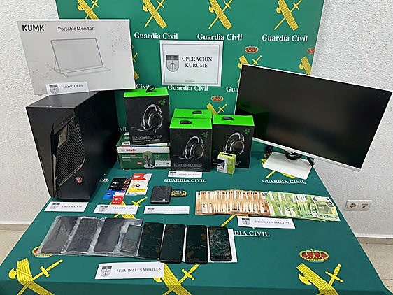 Parte del material y el dinero incautado en los registros.