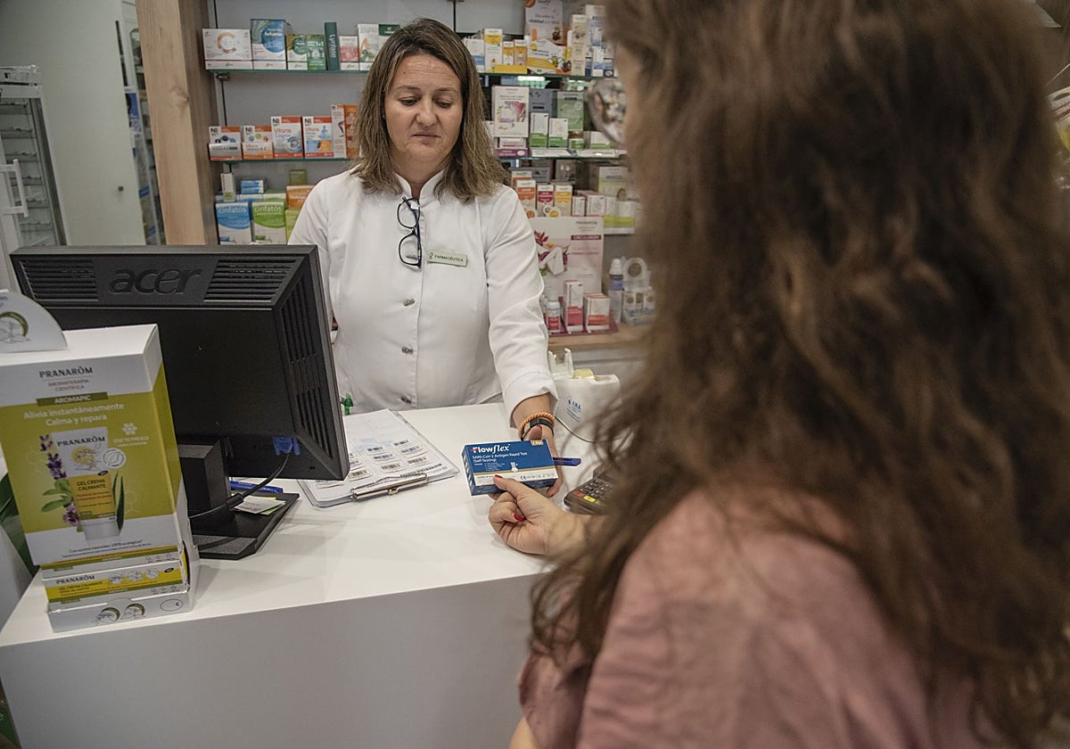 Venta de test de Covid en una farmacia.