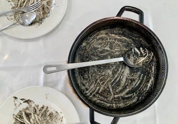 Cazuela de 'arròs negre' tras ser devorada.