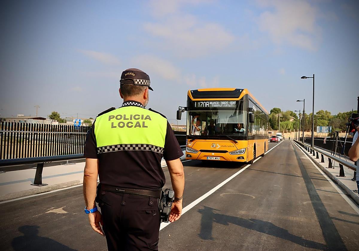 Uno de los autobuses cruza el puente.