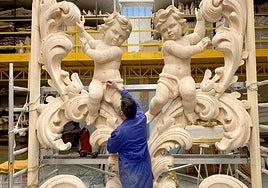 Trabajo de restauración de una de las piezas del retablo.