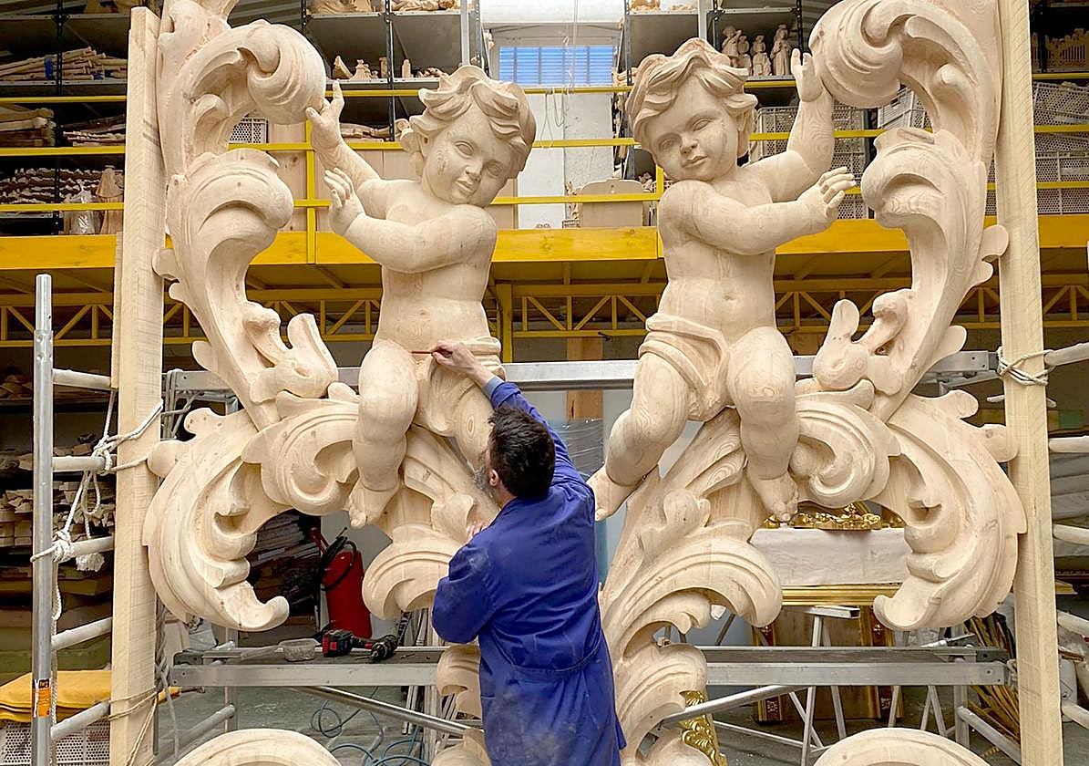 Trabajo de restauración de una de las piezas del retablo.