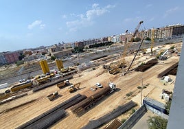 La obras en las vías de tren desde una finca cercana