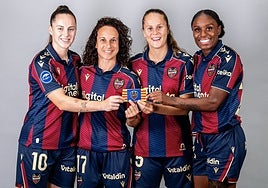 Alharilla, Érika González, Ivonne Chacón y Eva Alonso posando con el brazalete.