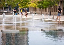 Un grupo de personas se bañan en la zona de chorros del Parque Central.