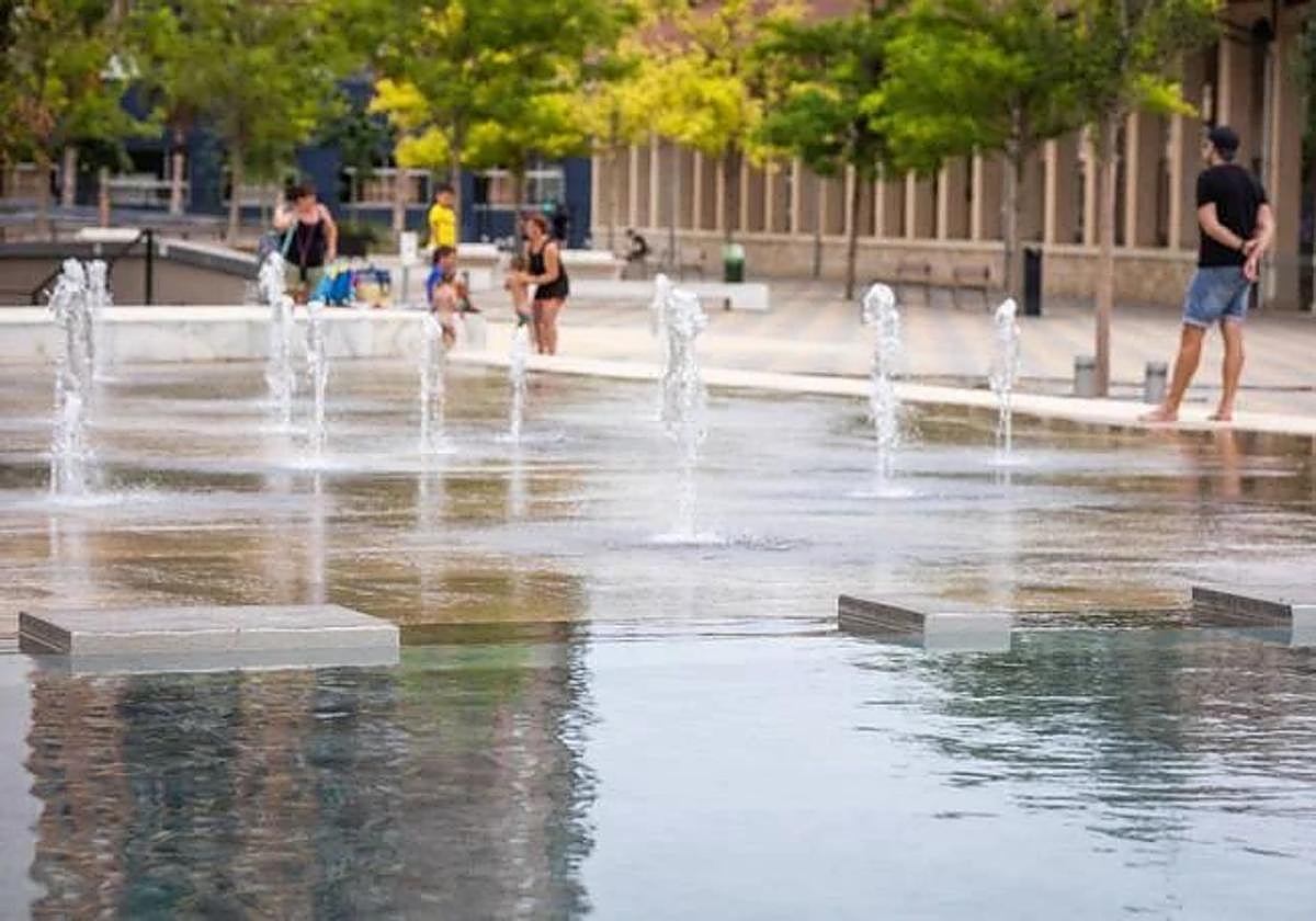 Un grupo de personas se bañan en la zona de chorros del Parque Central.