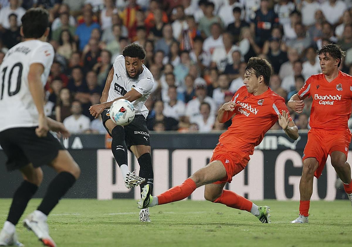 Arnaut Danjuma dispara a puerta junto a Urko González de la Real Sociedad.