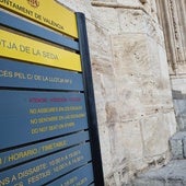 Una persona descansa en las escaleras de la Lonja, esta semana.