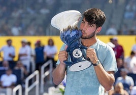 Carlos Alcaraz besa el trofeo que le acredita como ganador del Masters 1000 de Cincinnati.