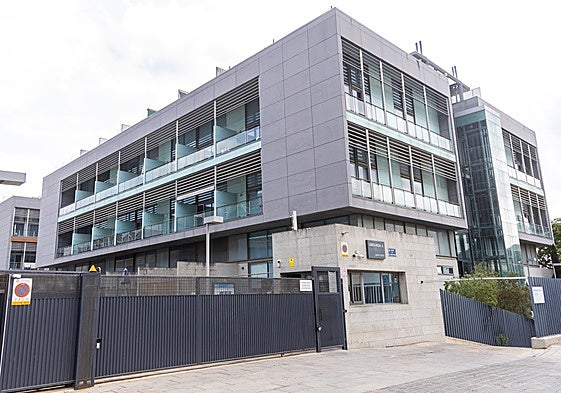 Uno de los edificios con conserjería en el complejo Ciudad Ros Casares.