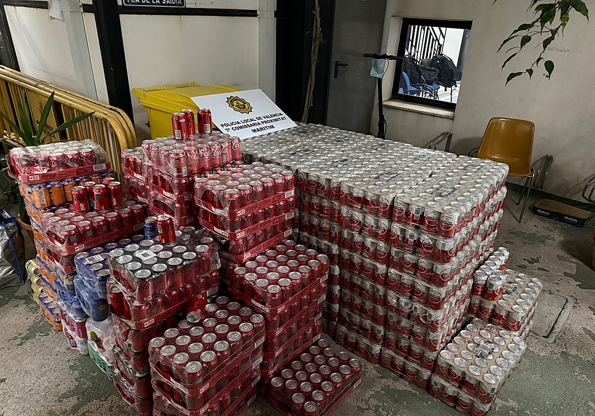 Los botes intervenidos en el almacén.