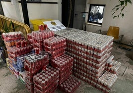 Los botes intervenidos en el almacén.