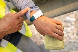 Obreros utilizan pulsera para controlar el calor