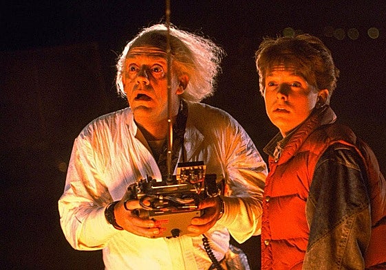 El Dr. Emmett Brown (Cristopher Lloyd) y Marty McFly (Michel J. Fox).
