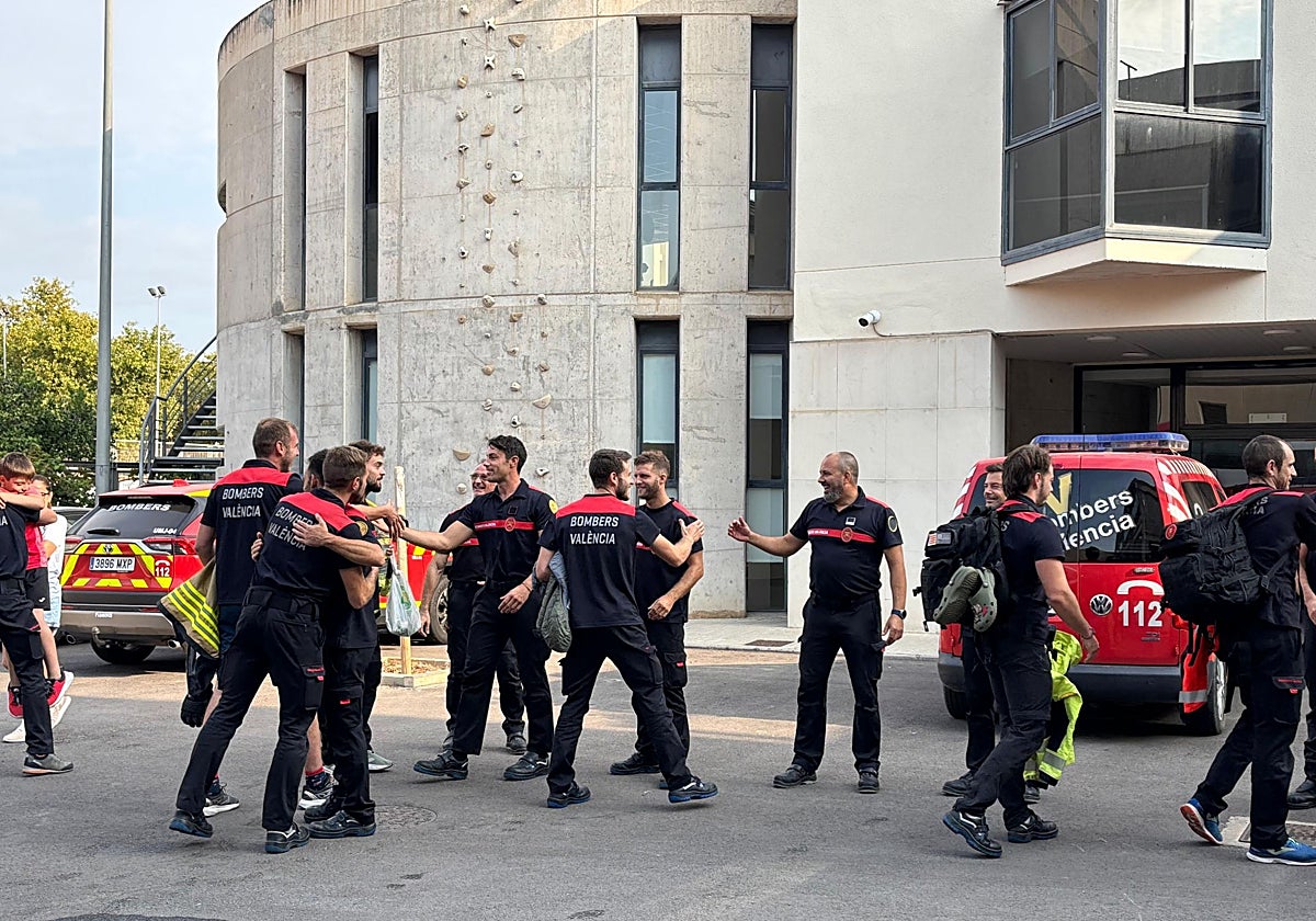 Los once bomberos que han vuelto de León en el Parque Norte.