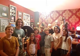 El coro, junto al creador de la canción y José Manuel Moles, en su estudio profesional.