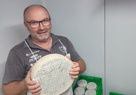 Enrique López con sus nuevos quesos de larga maduración.