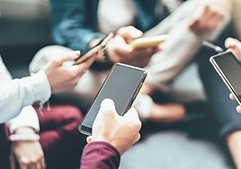 Una ciudad votará limitar el uso del móvil a 2 horas al día para prevenir los problemas de sueño y mentales