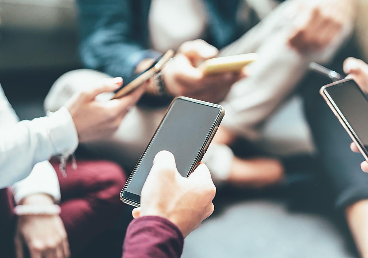 Una ciudad votará limitar el uso del móvil a 2 horas al día para prevenir los problemas de sueño y mentales