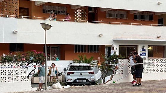 Una conductora estampa su coche contra el muro de una urbanización en Cullera al intentar aparcar