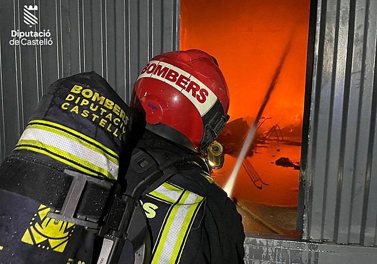 Incendio en una nave almacén de vehículos en Borriana