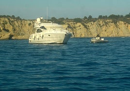 Dos embarcaciones navegan junto al litoral de Xàbia, en una imagen de archivo.