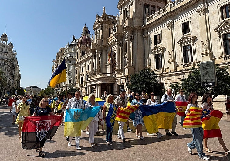 Un instante del avance de la marcha junto al Ayuntamiento de Valencia, este domingo.