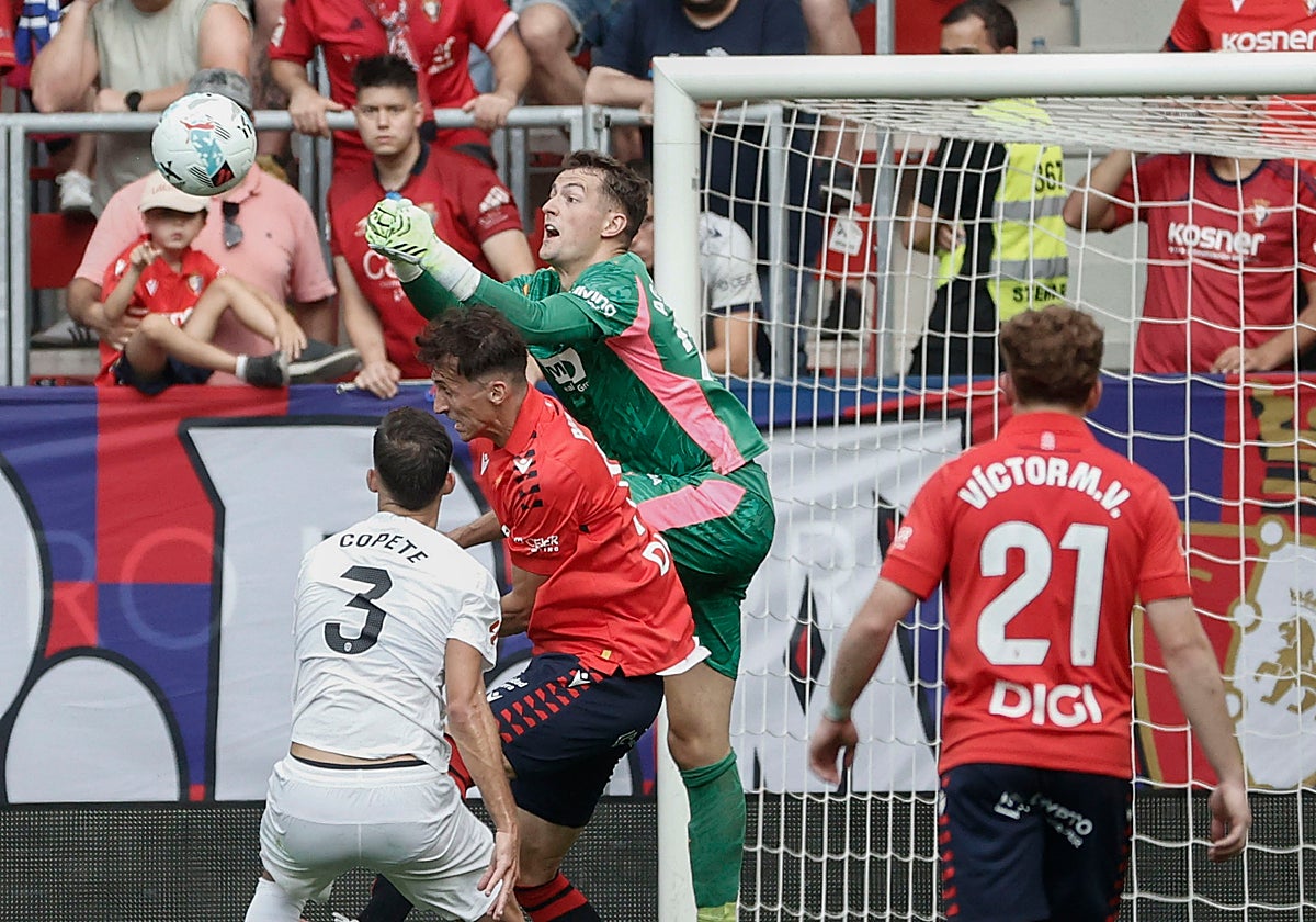 Agirrezabala, durante una acción del partido ante Osasuna.