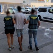 Dos agentes de la Guardia Civil trasladan al sospechoso de la agresión a la anciana en Torrevieja.