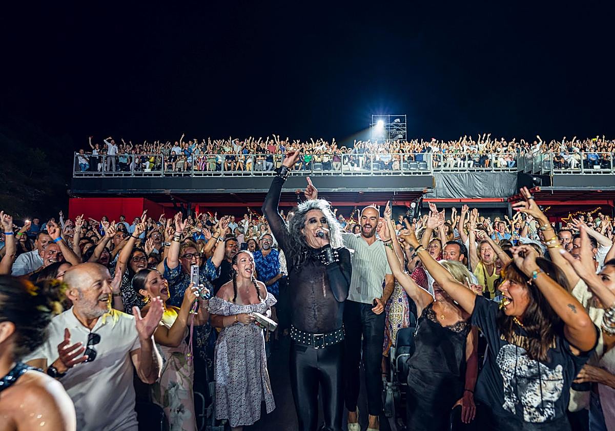 Imagen principal - Paula Echevarría y Carmen Lomana enloquecen con la fiesta de Mario Vaquerizo y Alaska en Marbella