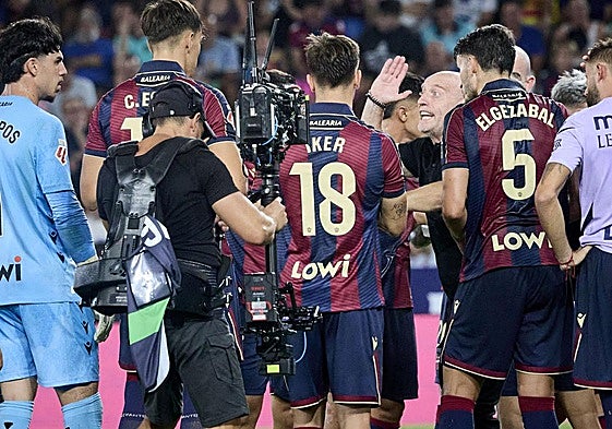 Los jugadores del Levante, en el partido contra el Barça.