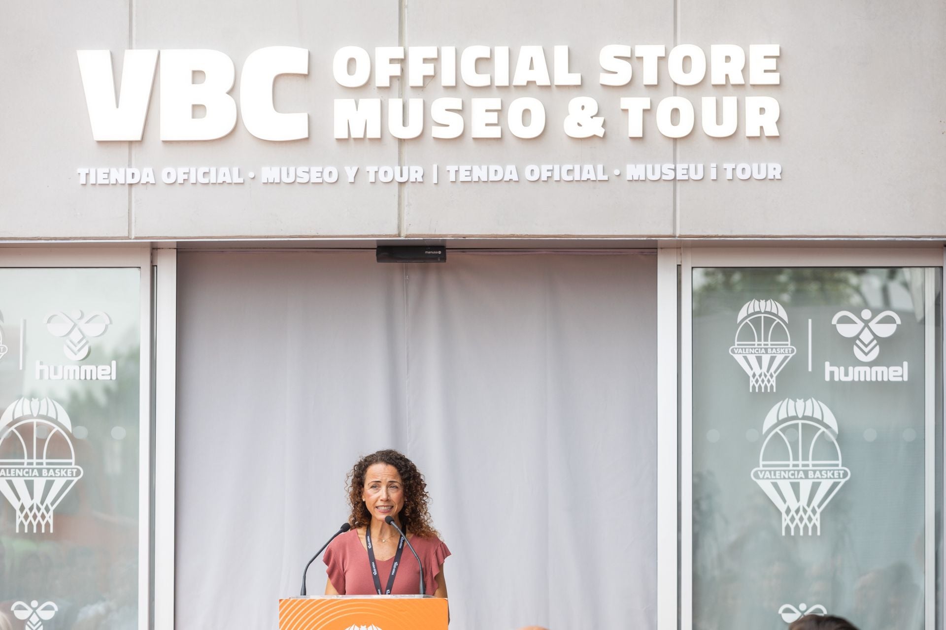 El Valencia Basket estrena nueva tienda en el Roig Arena