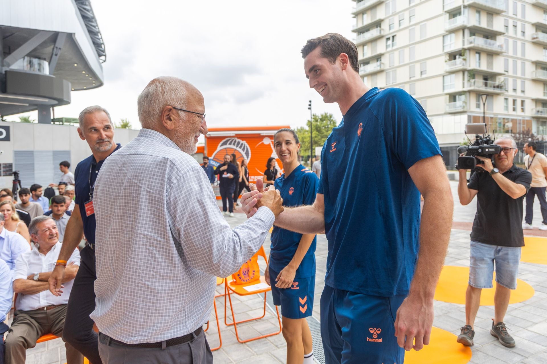 El Valencia Basket estrena nueva tienda en el Roig Arena