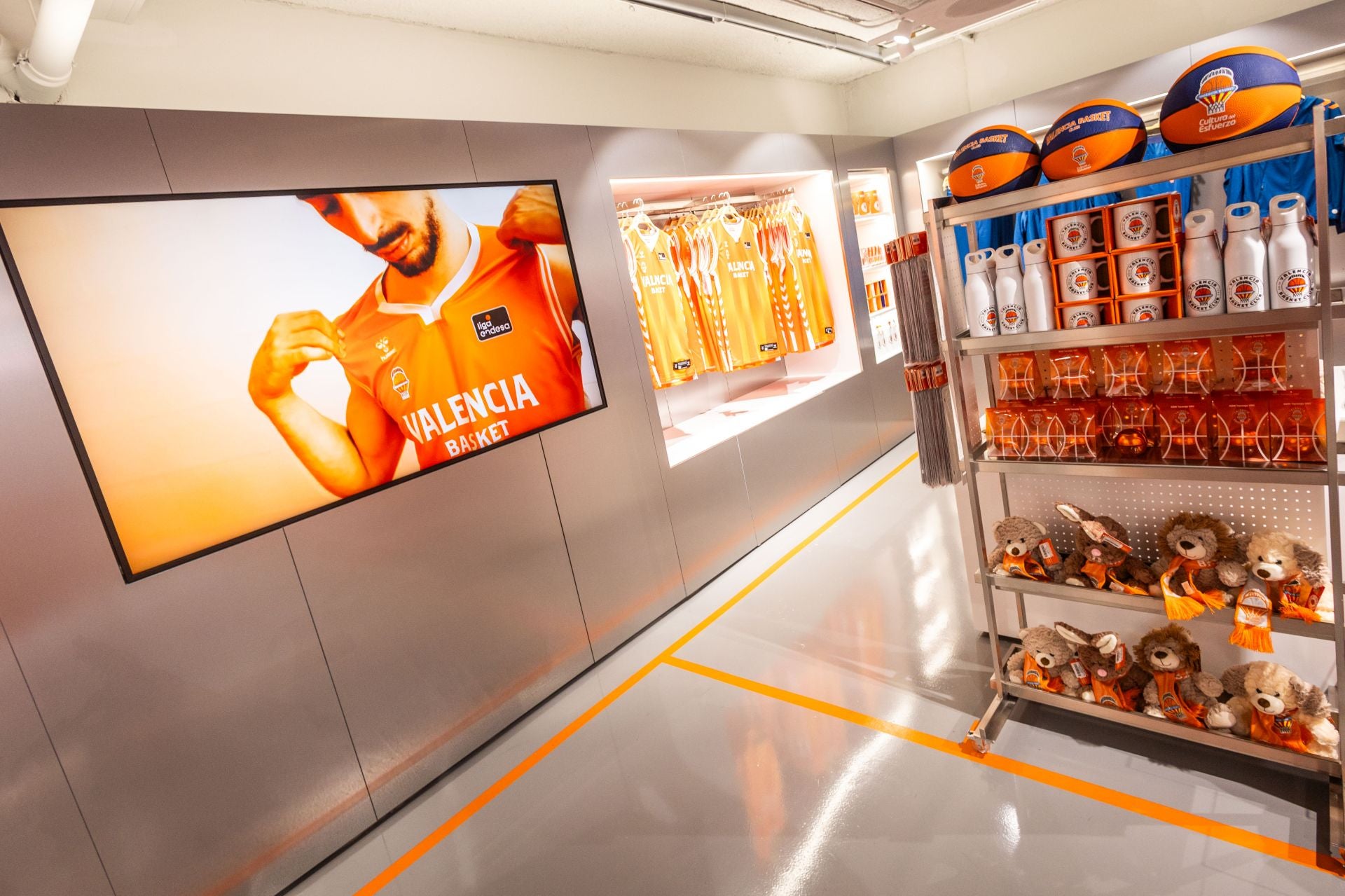 El Valencia Basket estrena nueva tienda en el Roig Arena