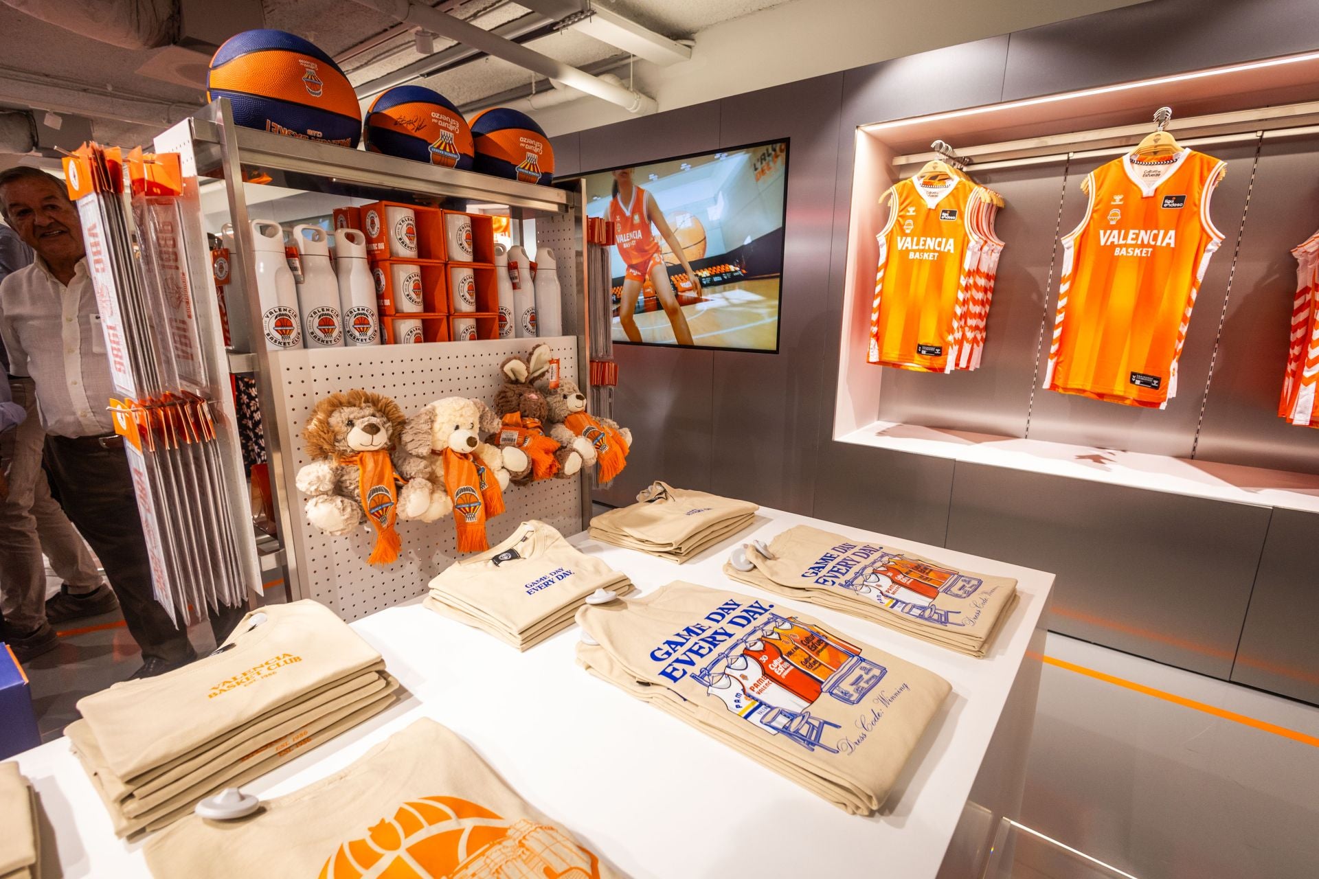 El Valencia Basket estrena nueva tienda en el Roig Arena