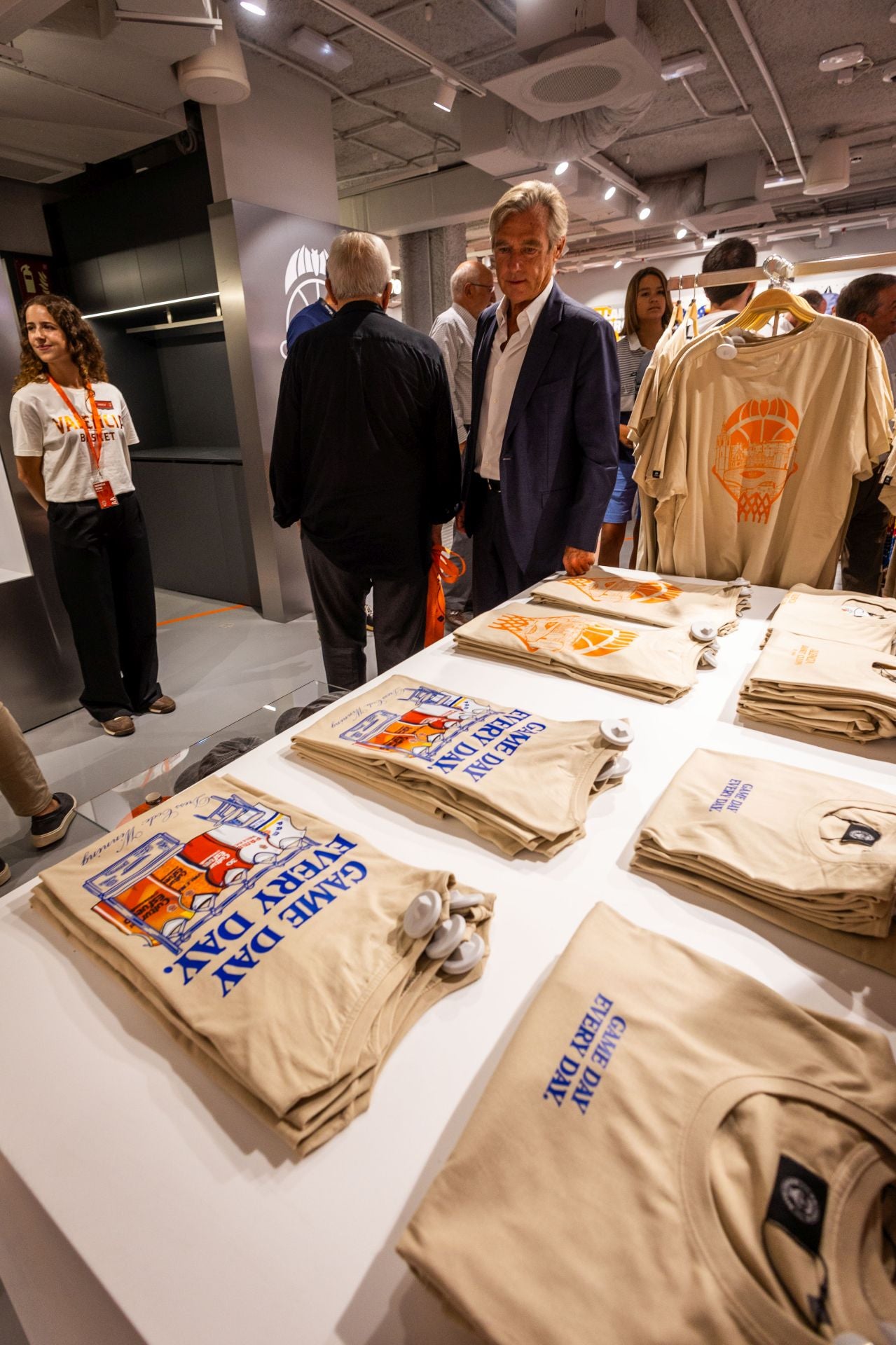 El Valencia Basket estrena nueva tienda en el Roig Arena