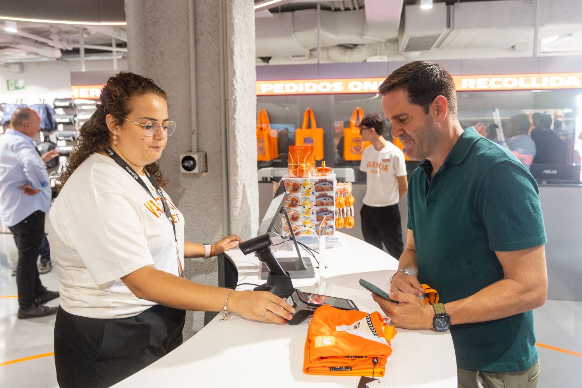 El Valencia Basket estrena nueva tienda en el Roig Arena