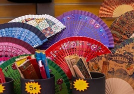 Abanicos en la tienda 'La Tendeta' en la Plaza Redonda.