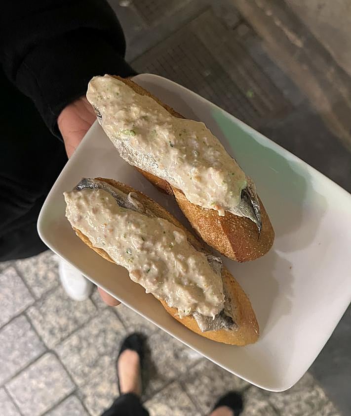 Imagen secundaria 2 - Arriba, rape en el asador Ekaitz. A la izquierda, erizo al horno en el bar Sport y a la derecha, anchoa con crema de centolla en Txepetxa.