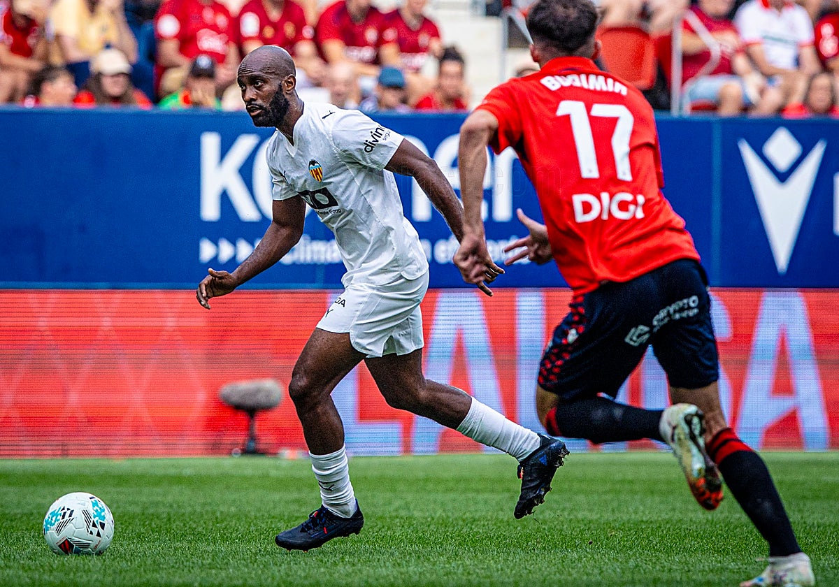 Foulquier conduciendo el balón frente a Boudimir.