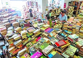 El mar de libros que llena de contenido el local de la Malvarrosa.
