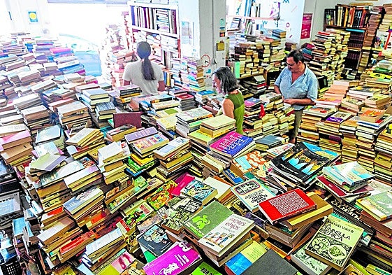 El mar de libros que llena de contenido el local de la Malvarrosa.