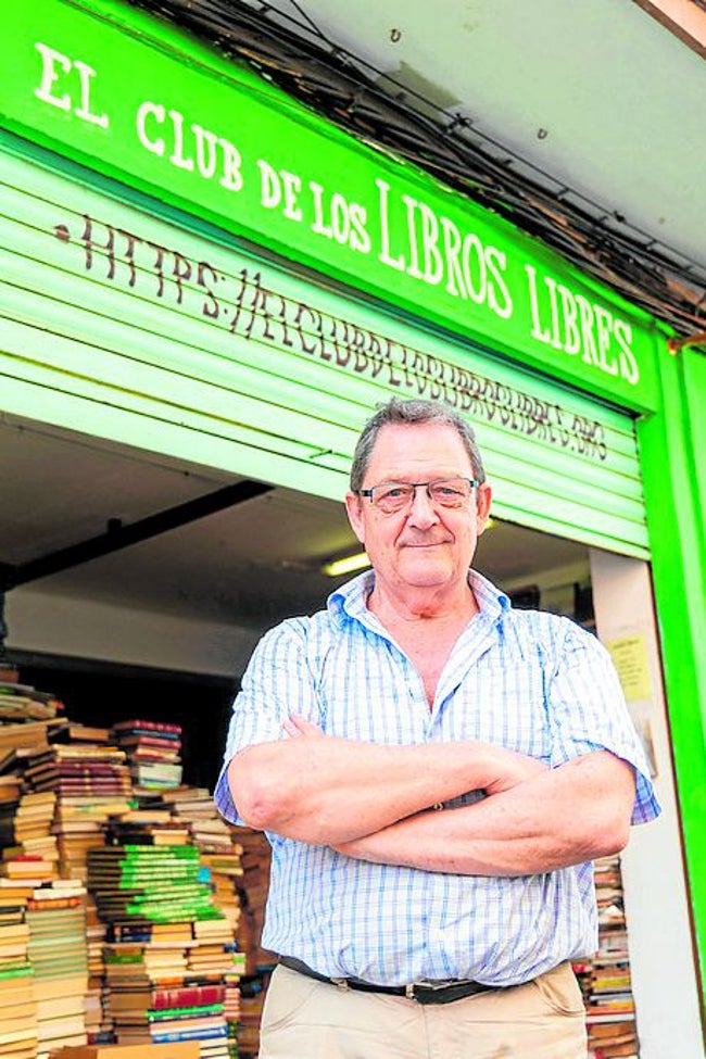 Rafael Soriano, promotor de la inicitiva, en la puerta del local.