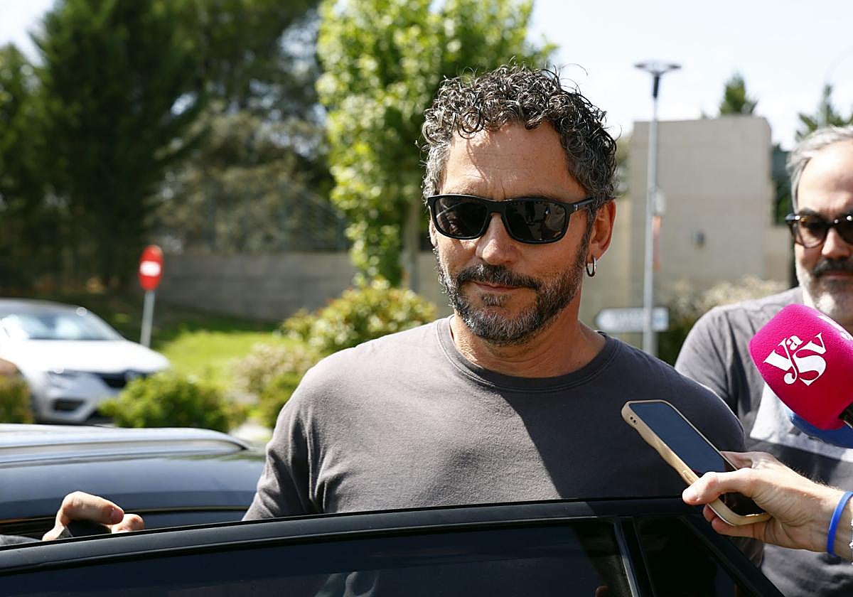 Paco León sale del tanatorio de La Paz tras el fallecimiento de la actriz Verónica Echegui.