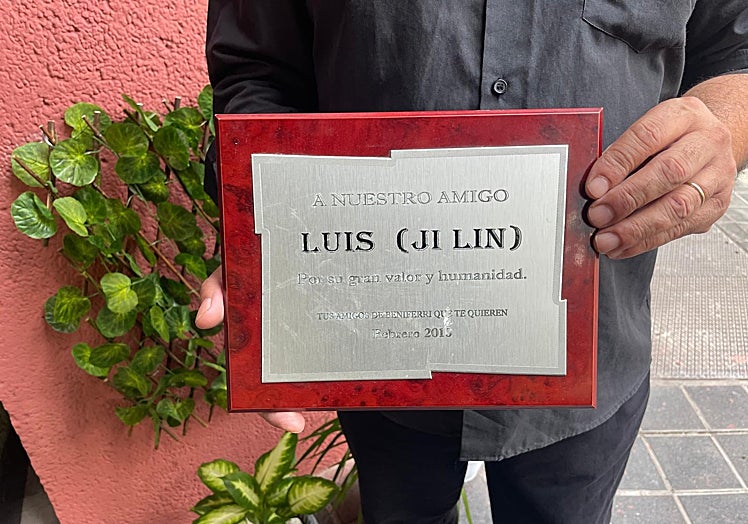 La placa que los amigos de Jin Lin le regalaron en 2010 por su acción heroica.