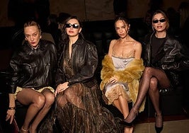 Chloe Sevigny, Charli XCX, Zoe Kravitz y Hailey Bieber en un desfile de Yves Saint Laurent.