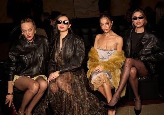 Chloe Sevigny, Charli XCX, Zoe Kravitz y Hailey Bieber en un desfile de Yves Saint Laurent.