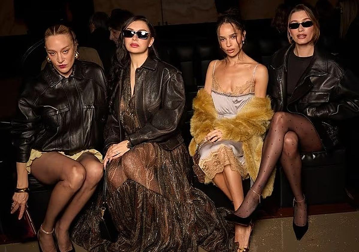 Chloe Sevigny, Charli XCX, Zoe Kravitz y Hailey Bieber en un desfile de Yves Saint Laurent.