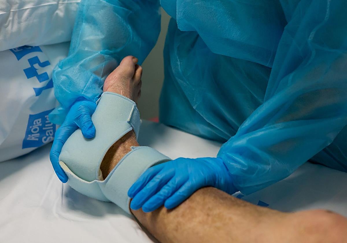 Tratamiento en el pie a un paciente.