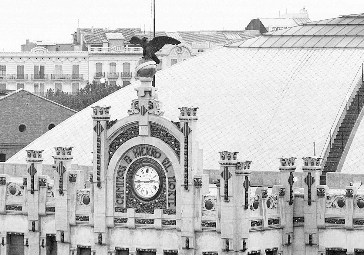 El reloj de la fachada original de la Estación del Norte en 1917.